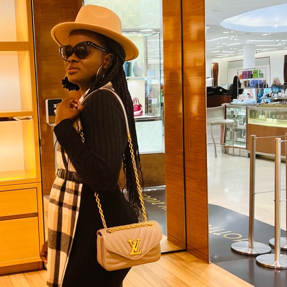 Meet your Posher, Kemi - Picture 2 of 3